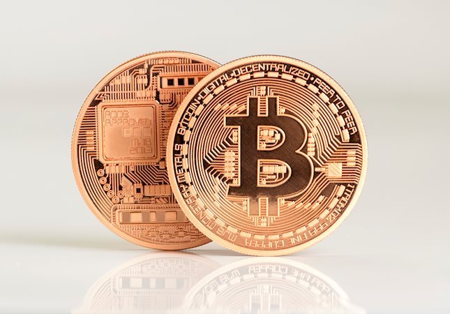 比特币（BTC）本周稳定在57000美元关口附近，德国政府继续将比特币转移到交易所。与此同时，美国现货比特币 ETF 也录得资金流入。链上分析显示，"鲸鱼 "正在逢低吸纳比特币，这可能预示着比特币即将在未来几天反弹。 德国政府继续转移资金 根据 Akram Intelligence 的数据，本周德国政府的代币余额从 40,000枚比特币减少到 16,000枚比特币。代币余额历史记录显示，自本周开始，德国持有的代币从 22 亿美元减少到 8.96 亿美元。 德国政府不断向交易所转移比特币的这一重大活动可能引发了交易者的 FUD（恐惧、不确定、怀疑），有可能导致比特币价格下跌。 德国代币余额图表 德国代币余额历史 美国比特币现货ETF本周出现资金流入 根据Coinglass数据，美国现货比特币ETF周四连续第四天出现资金流入，达7890万美元。截至本周四，累计流入资金达到7.375亿美元，这表明投资者信心不断增强，并可能预示着比特币价格的短期上扬。监测这些 ETF 的净流入对于了解市场动态和投资者情绪至关重要。截至本周四，这11只美国现货比特币ETF持有的比特币储备合计达504.9亿美元。 比特币现货 ETF